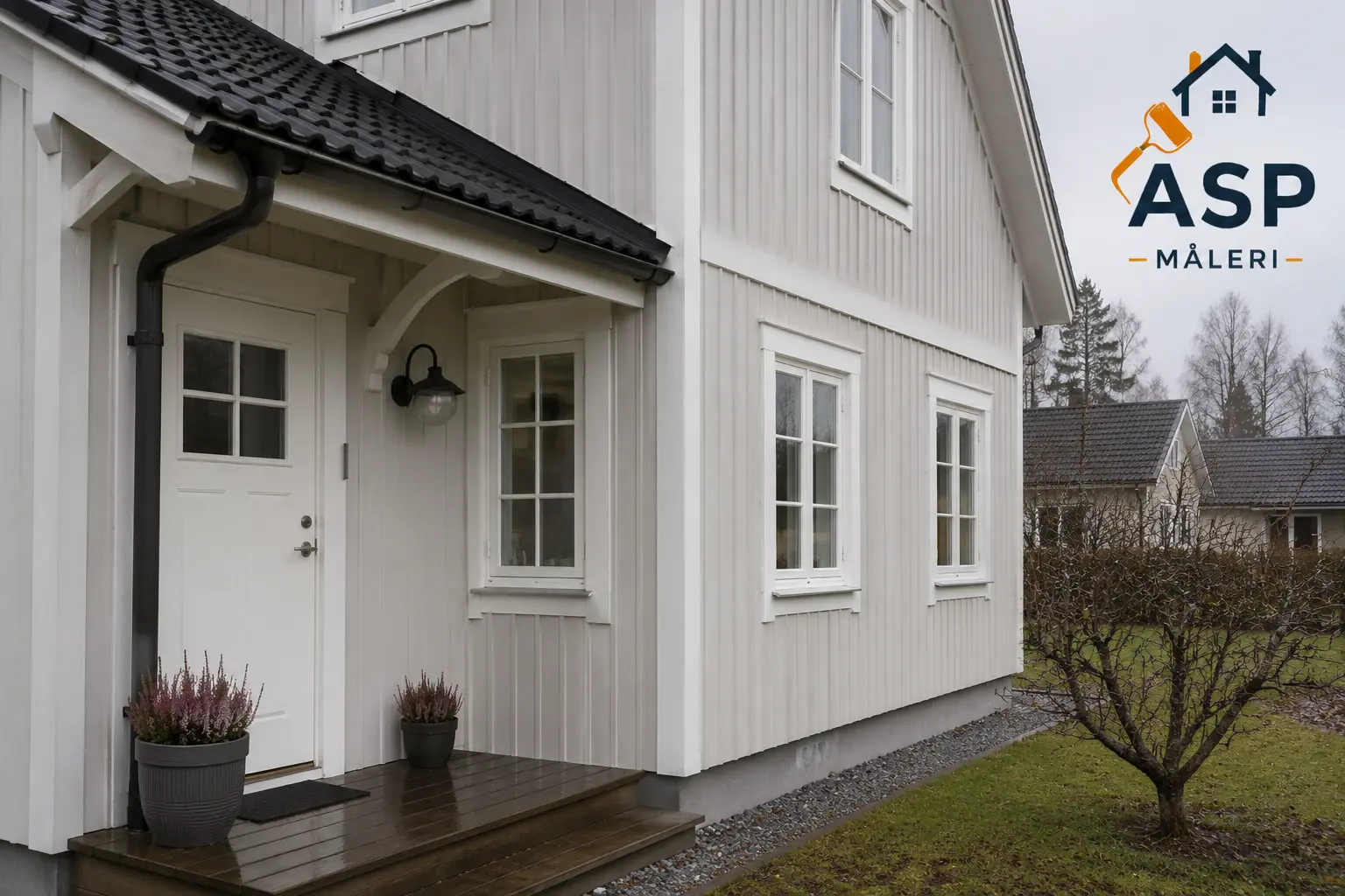 Vitmålad träfasad med entré och vita fönster